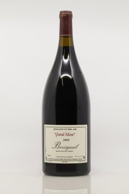 une bouteille de vin posée sur une table