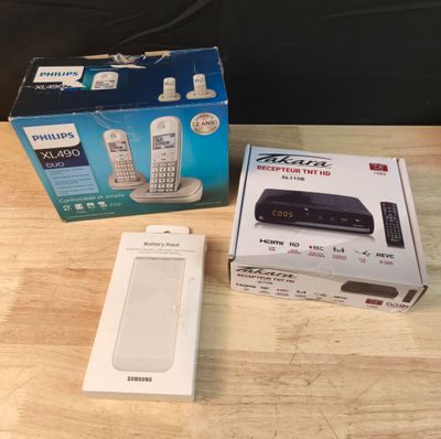 un boîtier avec une télécommande et un boîtier avec une télécommande