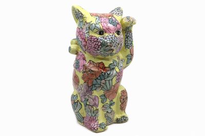 JAPON Chat porte-bonheur en porcelaine à décor floral en éma…