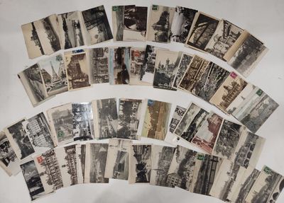 un lot de vieilles cartes postales sur une table