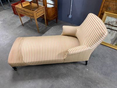 a chaise lounger that is sitting in a room