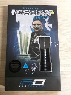 Sur la boîte du jeu, on voit un homme tenant un trophée.