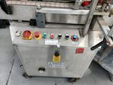 une machine garée au bord de la rue