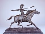 statue représentant un homme à cheval, avec une lance sur le dos