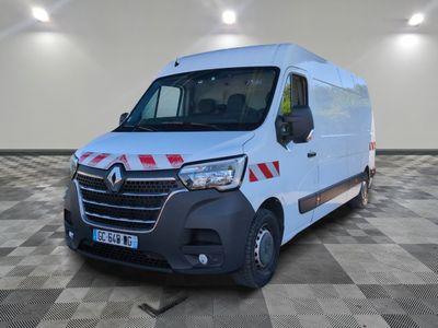 une camionnette blanche à rayures rouges et blanches garée sur un sol à damier