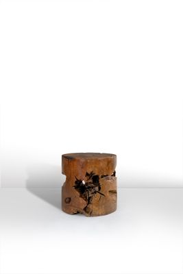 un petit morceau de bois posé sur une surface blanche