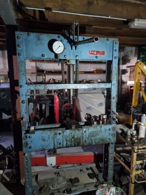 une machine qui se trouve à l'intérieur d'un bâtiment