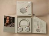 emballage d'un casque audio avec, en arrière-plan, la photo d'une femme