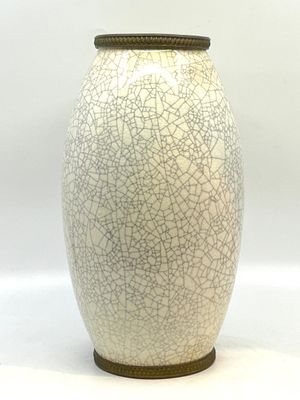 un vase blanc orné d'un motif craquelé