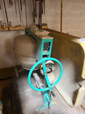 une photo d'une pièce dans laquelle se trouvent des toilettes et une machine