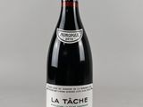 la bouteille de vin rouge est posée sur la table