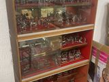 une vitrine sur laquelle sont disposées de nombreuses figurines