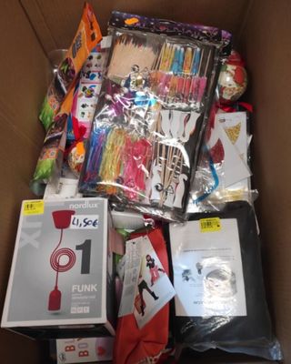 une boîte en carton remplie d'objets divers pour l'anniversaire d'un enfant