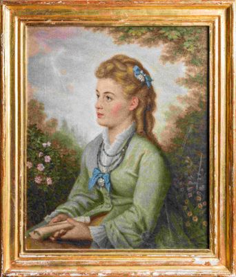 portrait d'une jeune fille vêtue d'une robe verte ornée d'un nœud bleu
