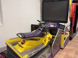 un jet-ski jaune et violet exposé dans une pièce