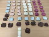 une table sur laquelle sont disposés de nombreux biscuits et d'autres objets