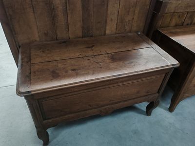 un banc en bois avec une assise en bois, à côté d'une table