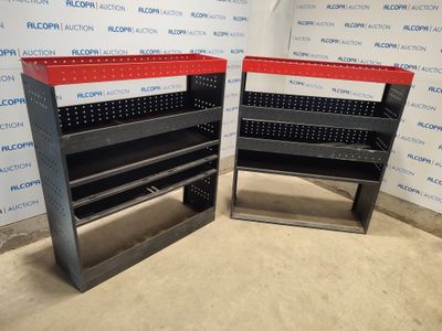 deux rayonnages métalliques avec des étagères rouges et noires, placés devant un mur