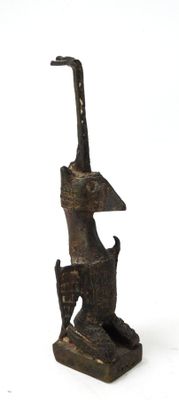 statue en bronze représentant un oiseau au long cou posé sur un rocher