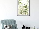 un salon avec un fauteuil bleu et un tapis à carreaux noirs et blancs