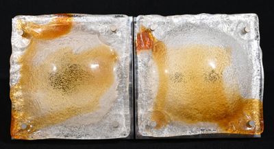 deux glaçons posés sur une table