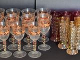 de nombreux verres à vin et vases posés sur une table
