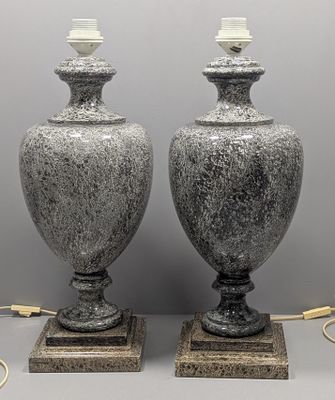 paire de lampes en granit gris montées sur des socles en bois et dotées d'abat-jours blancs