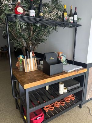 une table sur laquelle est posé un ordinateur portable, dans une pièce