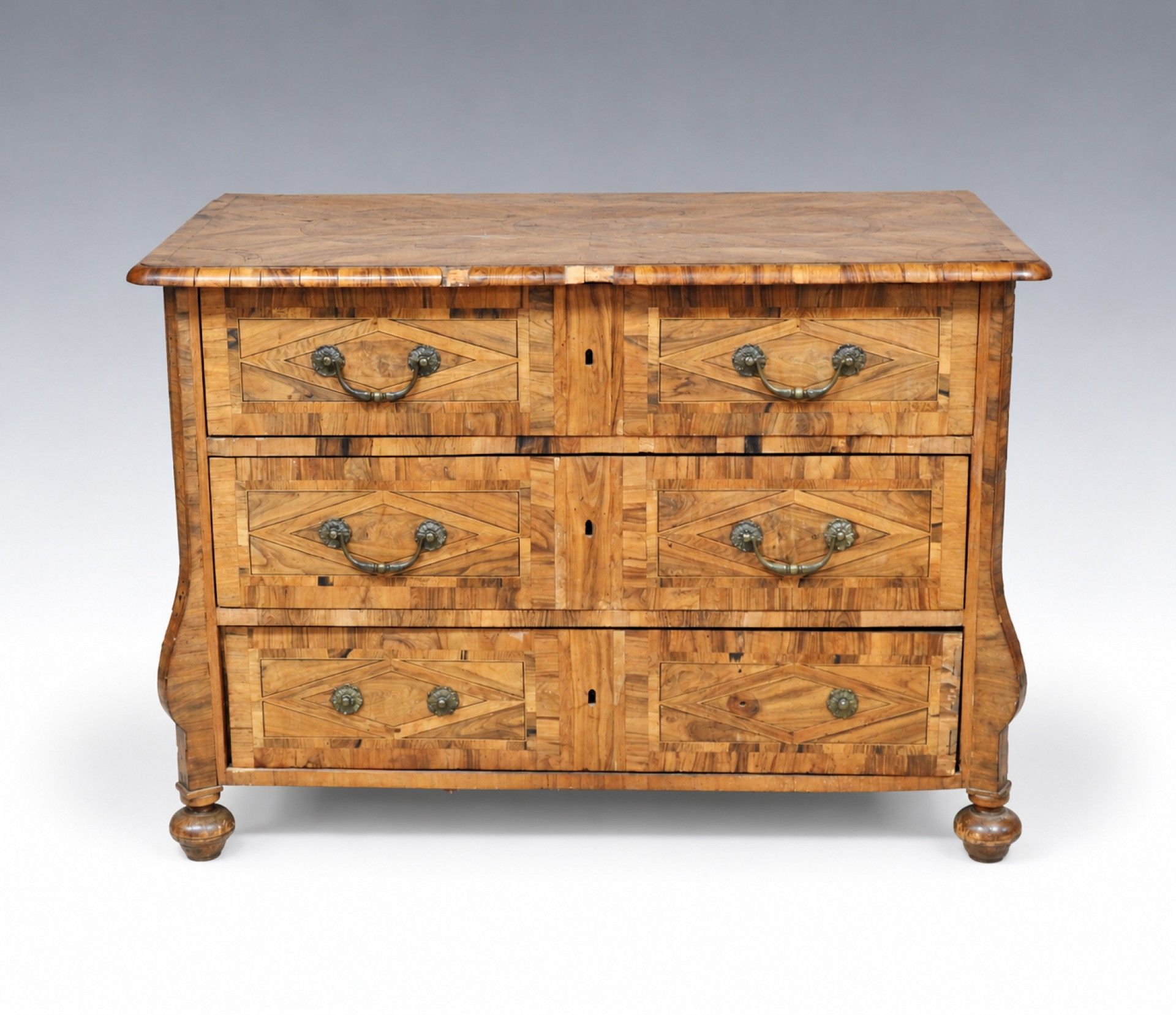 Commode de type Mazarine en bois naturel et de placage ouvra…