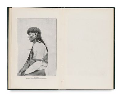 un livre ouvert sur lequel figure la photo en noir et blanc d'une femme
