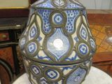 un vase bleu et blanc posé sur une table