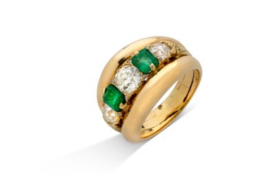 une bague en émeraude et diamant, par van cleef