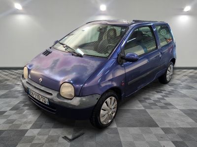 la photo d'une voiture violette garée dans un garage