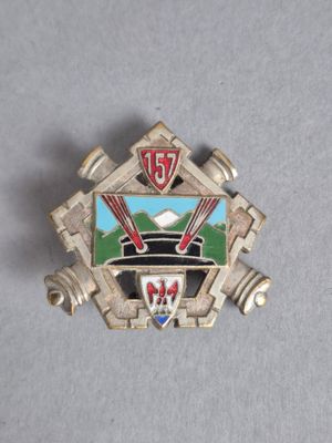 un badge sur lequel figure l'image d'un train