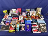 beaucoup de livres posés sur une table bleue