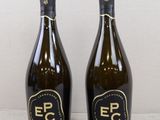 deux bouteilles de champagne posées l'une à côté de l'autre sur une table