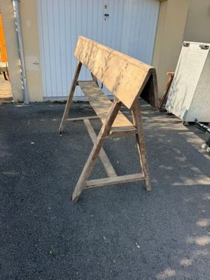 un banc en bois posé au milieu d'un parking