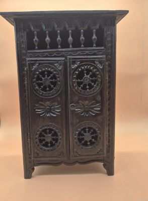 BRETAGNE / Armoire de poupée bretonne, travail ancien (haute…