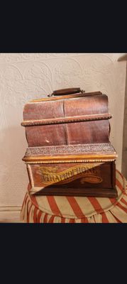 une pile de livres posée sur un tabouret