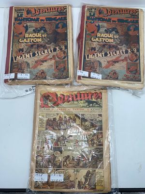 trois bandes dessinées sont posées les unes sur les autres sur une table