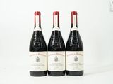 trois bouteilles de vin posées sur une table l'une à côté de l'autre