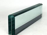 une image représentant une fenêtre en verre avec un cadre noir