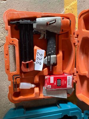 deux valises orange contenant des outils, posées par terre