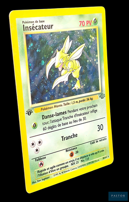 une carte Pokémon jaune sur laquelle figure l'image d'un Pokémon jaune