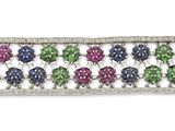 un gros plan d'un bracelet coloré en perles sur fond blanc
