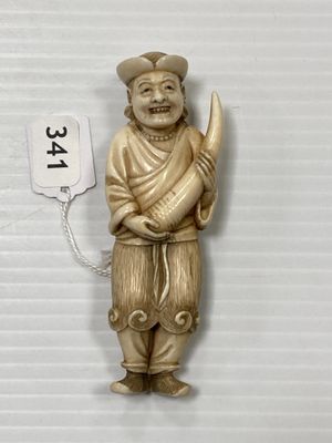 une statue en or représentant un homme tenant un poisson dans la main