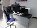 un bureau avec deux ordinateurs et une chaise dans la chambre