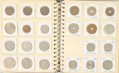 un livre dans lequel se trouve un tas de pièces de monnaie