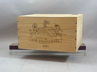 la boîte en bois est posée sur un support métallique