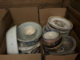 une boîte remplie d'assiettes et de bols